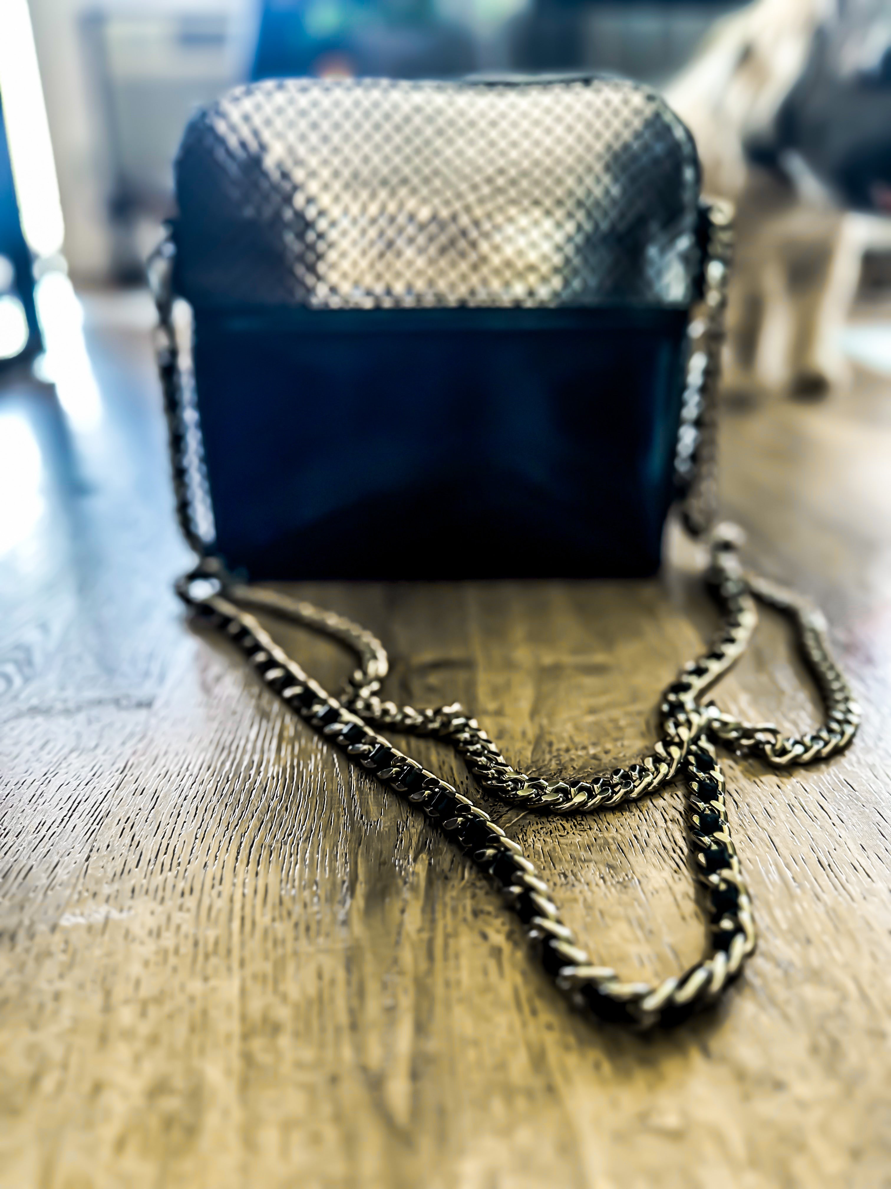 SS61 Minas Menagerie Crossbody