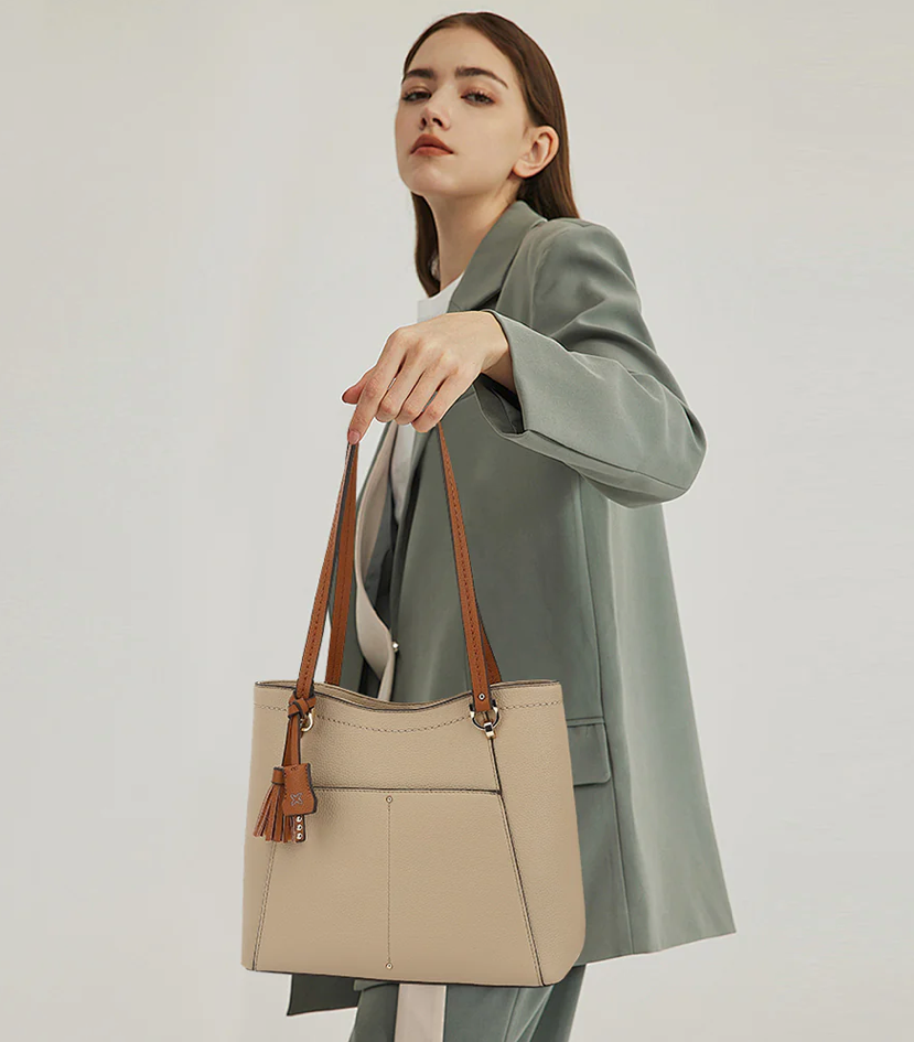 AB302 Tote with leather tassel